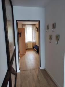 a hallway with a mirror and a room with a window at Pokoje Gościnne Krewetka in Ostrowo