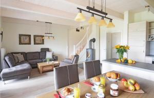 eine Küche und ein Wohnzimmer mit einem Tisch und Stühlen in der Unterkunft Gorgeous Home In Dagebll With Kitchen in Dagebüll