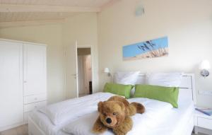 ein Teddybär auf einem Bett in einem Schlafzimmer in der Unterkunft Ferienhaus Dageb�ll 13 in Dagebüll