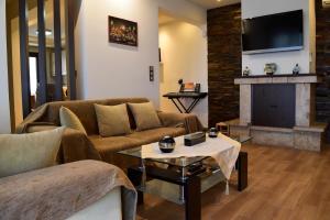 un soggiorno con divano e camino di Luxury Summer Escape in Rhodes a Città di Rodi