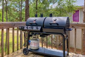 a grill on a cart on a deck at Coronado Cove Cottage in Dauphin Island