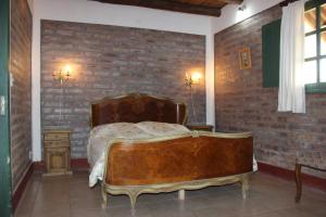 سرير أو أسرّة في غرفة في El Aleman