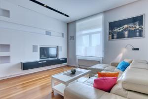 a living room with a couch and a tv at Apartment light in Pula in Pula