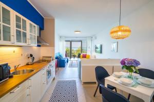 Kuchyň nebo kuchyňský kout v ubytování BLTN Panorama Apartment