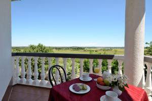 een tafel met fruit en sap op een balkon bij Rooms Aurora in Pula