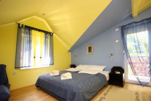 Llit o llits en una habitació de Šumski raj