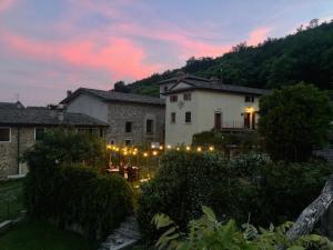 a building with lights in a yard at dusk at Agriturismo Ca' Cristane in Rivoli Veronese