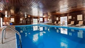 - une grande piscine dans un bâtiment dans l'établissement Best Western Tower West Lodge, à Gillette
