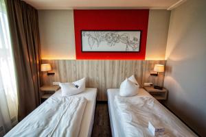 Giường trong phòng chung tại Best Western Erfurt-Apfelstädt