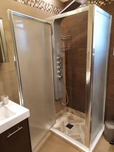 een douche met een glazen deur in de badkamer bij Luxury Summer Escape in Rhodes in Rhodos-stad