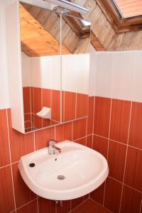 Kúpeľňa v ubytovaní Lilian apartmanház