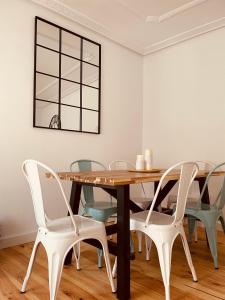 a dining room with a wooden table and chairs at El desván de Bruno in Villalobos