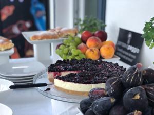 un pastel en una mesa con frutas y otros alimentos en Praja vecchia, en Praia a Mare