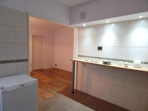 an empty room with a counter and a sink at Apartamento in Rosario
