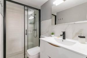 La salle de bains est pourvue d'une douche, d'un lavabo et de toilettes. dans l'établissement apartamento loft a 50 metros de la playa y paseo maritimo, à El Campello