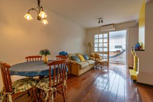 a living room with a table and a couch at Rosa Edifício Saint Moritz in Gramado