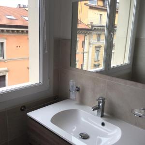 波隆那的住宿－Stayinbologna 2，带窗户的浴室内的白色水槽