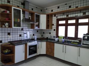 A kitchen or kitchenette at Casa de praia condominio mar verde