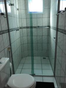 Bilik mandi di Excelente Ap C/ Piscina a 200 mts da Praia Grande +11 gambar