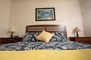 een slaapkamer met een bed met een kussen erop bij Magical Adventure Condo w Waterpark near Disney No Resort Fees in Orlando