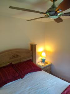 Voodi või voodid majutusasutuse Home Sweet Home Suite #3, near Liberty University, and Lynchburg Hospital, Deluxe Queen Size Bedroom toas