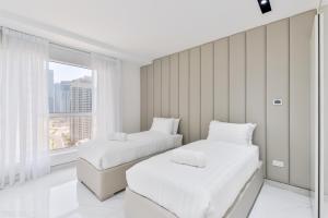 Postel nebo postele na pokoji v ubytování Waterfront Luxury 3BR with maids room in JBR, Dubai + 34 fotografií