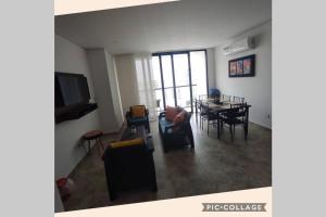 ein Wohnzimmer mit einem Tisch und einem Esszimmer in der Unterkunft Hermoso apartamento para tu estancia de ensueño!!!! in Puerto de Gaira