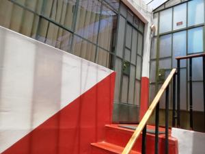 a red and white staircase in a building at Hostal Sumak'usi in Juliaca