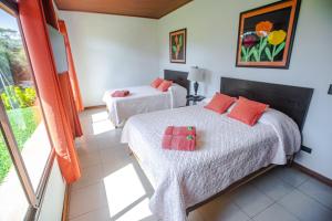 Postel nebo postele na pokoji v ubytování Villas Macadamia - Monteverde