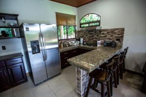 Kitchen o kitchenette sa Villas Macadamia - Monteverde