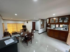 une cuisine et une salle à manger avec une table et des chaises dans l'établissement F16 Rock Garden Beach Resort Rayong, à Rayong