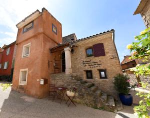 a building with a staircase in front of it at Gîte des Demoiselles en Luberon in Roussillon