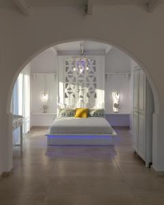 una camera con letto e lampadario a braccio di Seva's House a Psinthos