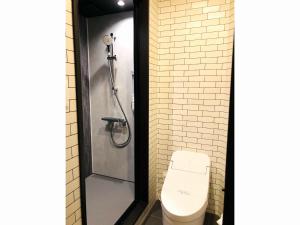 La salle de bains est pourvue d'une douche et de toilettes. dans l'établissement Hotel Sun Road, à Amakusa