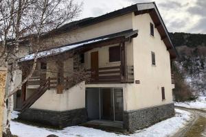 una casa con un garaje en la nieve en Appartement en station de ski en Porté-Puymorens