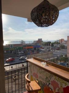 Habitación con balcón con vistas a la ciudad. en Departamento Amoblado Talca, en Antofagasta