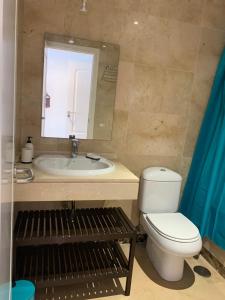 Ванна кімната в Quiet Family Apartment, 4 Pools, Close To The Beach And Golf, La Marina Alcaidesa