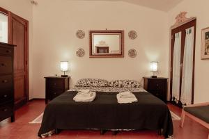 1 dormitorio con 1 cama con 2 toallas en House in Central Todi with Sensational Views of Surrounding Countryside, en Todi