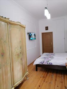 リヴィウにあるBeautiful in Lviv2のベッドルーム1室(ベッド1台付)