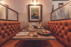 uma sala de jantar com uma mesa com pratos de comida em Broadcroft Hotel em Kirkintilloch