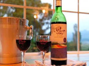 una bottiglia di vino e due bicchieri su un tavolo di Furano - Hotel / Vacation STAY 35777 a Furano