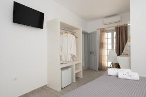 Televízia a/alebo spoločenská miestnosť v ubytovaní Kasteli Luxury Rooms