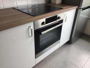 Kuchyňa alebo kuchynka v ubytovaní Apartament Kraków Arena No. 100
