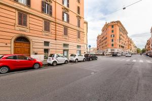 a group of cars parked on the side of a street at La casa di Andrea ai Musei Vaticani 1 in Rome