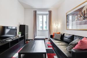 a living room with a couch and a tv at La casa di Andrea ai Musei Vaticani 1 in Rome
