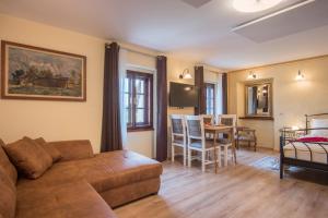 sala de estar con sofá y comedor en Vila Radolca apartments & rooms, en Radovljica
