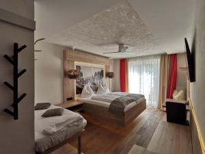 1 dormitorio con 2 camas y ventana en Hotel Adler, en Golling an der Salzach