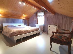 1 dormitorio con 1 cama y 1 silla en Gîte Saint-Germain-Laprade, 4 pièces, 6 personnes - FR-1-582-322 en Saint-Germain-Laprade