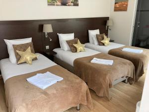 Postel nebo postele na pokoji v ubytování Hôtel Le Saint Patrice