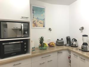 Dapur atau dapur kecil di Joli appartement avec jardin - La Maôve